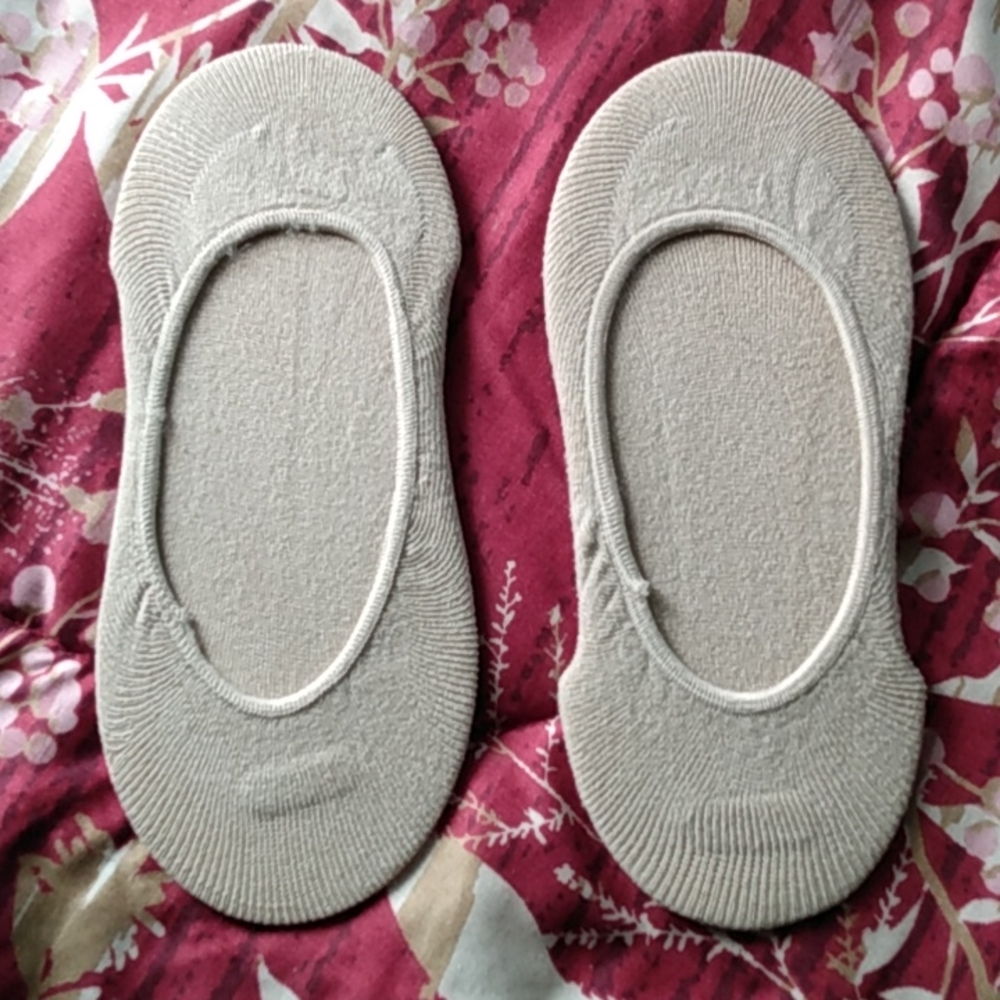 🌻 2 pair of NEW tan footie socks 🧦